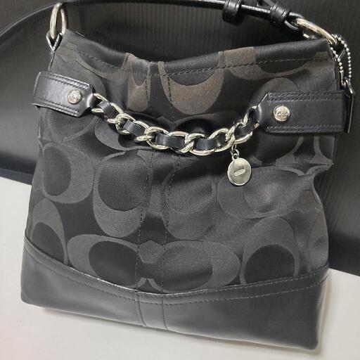 COACHシグネチャーブラックチェーン付ショルダーバッグ
