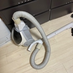 紙パック式の掃除機です。