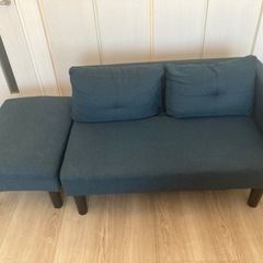 2人掛けソファ　オットマン付きの画像