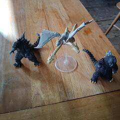 ゴジラとキングギドラのフィギアです。
