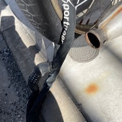 ハンドルロック鍵なし。雨ざらしのトモス&カゴ&タイヤゴム&ハンドル&オイル&スイッチの画像