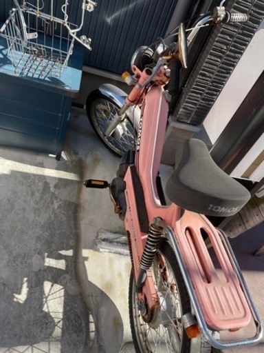 ハンドルロック鍵なし。雨ざらしのトモス&カゴ&タイヤゴム&ハンドル&オイル&スイッチ