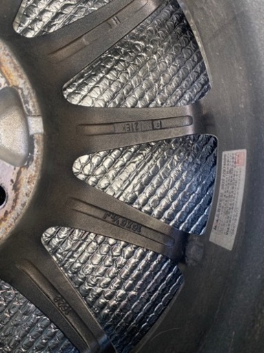 美品スタッドレス215/70R16100Q