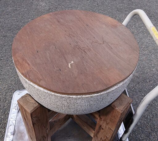 ?山口市、餅つき石臼と台座、￥22000で?外径約50cm  、一度使っただけで倉庫保管品です?ホームセンターで￥39800位?杵はホ