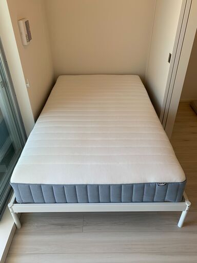 IKEAのVALEVAGのマットレスとVEVELSTADのベッドフレーム (サイズ120x200)