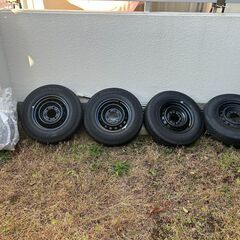 【新車取り卸し】ハイエースタイヤ（新品ホイールキャップ付）