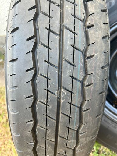 【新車取り卸し】ハイエースタイヤ（新品ホイールキャップ付）