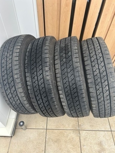 ブリヂストンスタッドレス195/80R15LT ハイエース　キャラバン