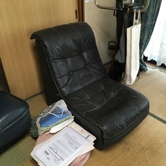ソファ、椅子、机などの画像