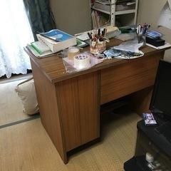 ソファ、椅子、机などの画像