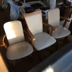 ソファ、椅子、机などの画像