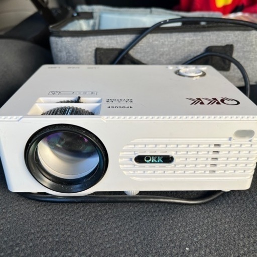 プロジェクター　スクリーン付きホームシアター