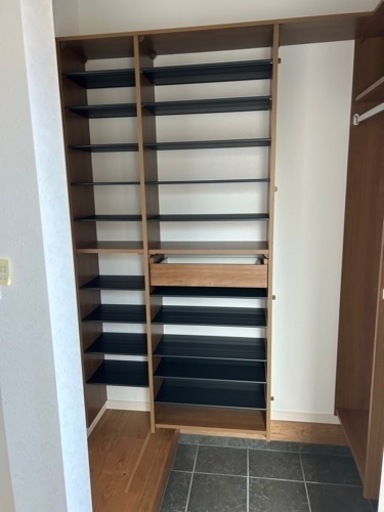 玄関収納、下駄箱、可動棚です。