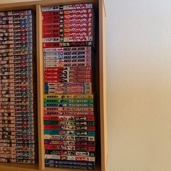 漫画と本棚の画像