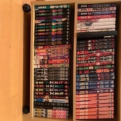 漫画と本棚の画像