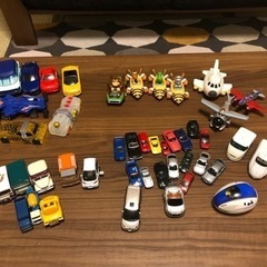 乗り物おもちゃセット、IKEAの子どもラグ付き