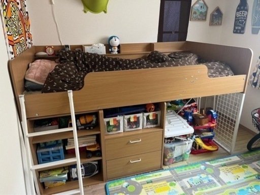 ベッドにはテーブルが含まれています。