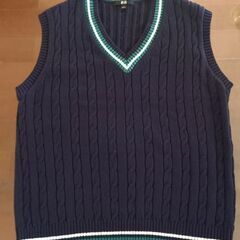 4点ユニクロフリース.カーデ.ベスト、無印パンツの画像