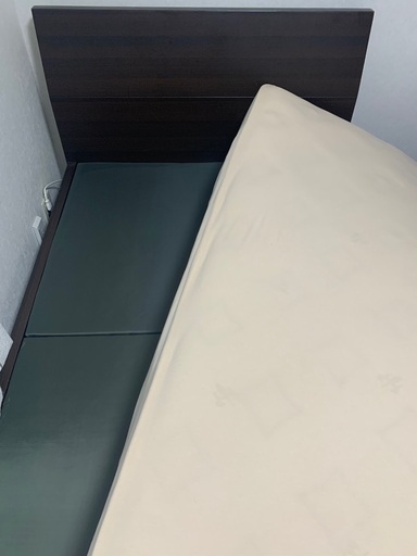 セミダブルベッドと専用ベッドフレームの2点セット　BOXシーツ付き