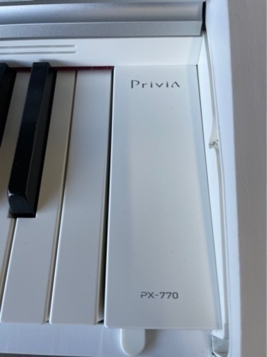 (予定済み)2022年製　ほぼ新品CASIO PX-770WE (ホワイトウッド調)電子ピアノ Ｐｒｉｖｉａ（プリヴィア）（８８鍵盤）