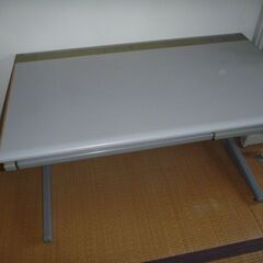 値下!  中古 オフィス用スチールデスク、デスクマット2枚付属(椅子なし)の画像