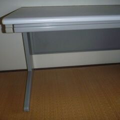 値下!  中古 オフィス用スチールデスク、デスクマット2枚付属(椅子なし)の画像