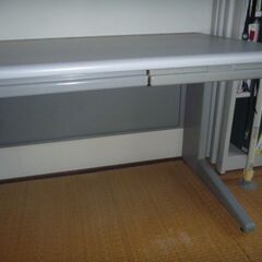 値下!  中古 オフィス用スチールデスク、デスクマット2枚付属(椅子なし)の画像