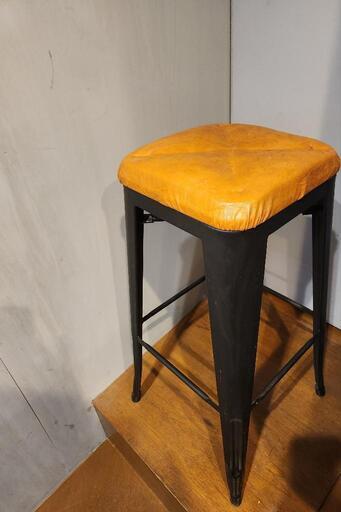 皮張りのオシャレなハイスツール(２脚あります)