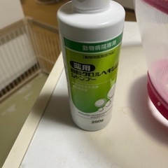小型犬フェイスガード２つ犬シャンプー3回ほど使用合計定価4200円の品の画像