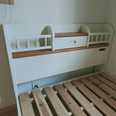 ナチュラルテイストのシングルベッドの画像
