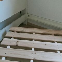 ナチュラルテイストのシングルベッドの画像