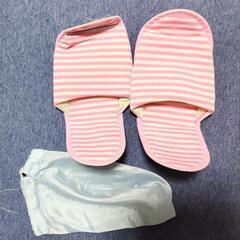 ピンク✕白折り畳みスリッパとホテルスリッパ2つ