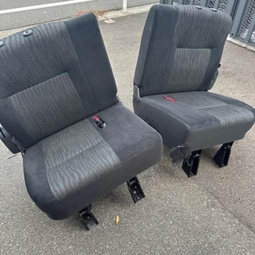 nv350キャラバン　プレミアムGX 二列目シート　左右