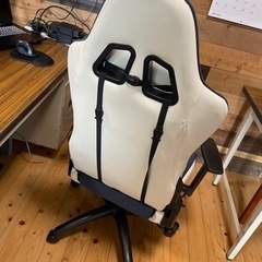 【最終値下げ】ゲーミングチェアの画像