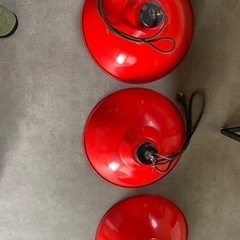 赤のペンダントライト　３つの画像