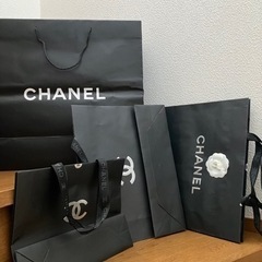 ポスターパネルとCHANELの紙袋x4の画像