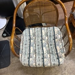 ラタン　回転式肘付きチェアの画像