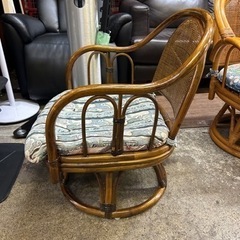 ラタン　回転式肘付きチェアの画像