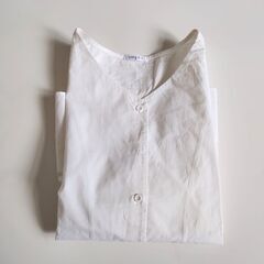 白いブラウスの画像