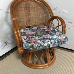 ※ 値下げ　12/24まで　藤の回転椅子と　椅子セットの画像