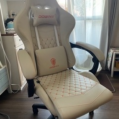 (ほぼ新品)Dowinx ゲーミングチェア オフィスチェア パソコンチェア デスクチェア リクライニングチェア 白 オットマン付き クッション 新開発高級 PUレザー 腰の振動機能付き 調節可能ランバーサポート 165°リクライニング (アイボリー) の画像