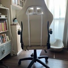 (ほぼ新品)Dowinx ゲーミングチェア オフィスチェア パソコンチェア デスクチェア リクライニングチェア 白 オットマン付き クッション 新開発高級 PUレザー 腰の振動機能付き 調節可能ランバーサポート 165°リクライニング (アイボリー) の画像