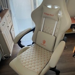 (ほぼ新品)Dowinx ゲーミングチェア オフィスチェア パソコンチェア デスクチェア リクライニングチェア 白 オットマン付き クッション 新開発高級 PUレザー 腰の振動機能付き 調節可能ランバーサポート 165°リクライニング (アイボリー) の画像