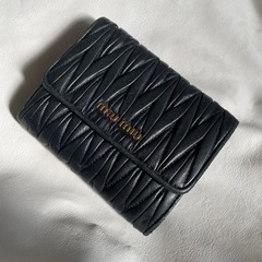 🖤miumiu 二つ折り財布🖤の画像