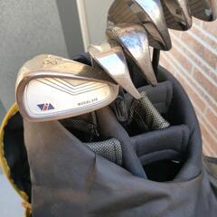 ゴルフバッグ、アイアン、パターセットの画像