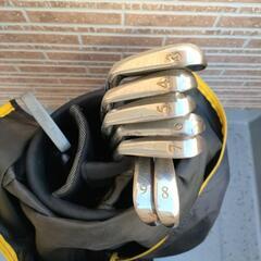 ゴルフバッグ、アイアン、パターセットの画像