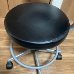 
背もたれ付きラウンドチェアの画像