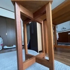 カウンターテーブルとチェアー2脚のセットの画像