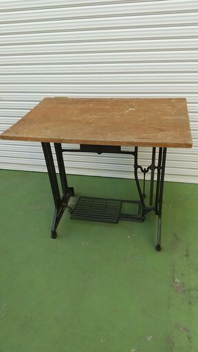 足踏みミシンの脚　パソコン　作業台に