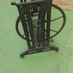 足踏みミシンの脚　パソコン　作業台にの画像